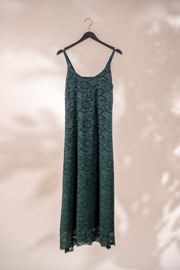 Long dress with emerald coloured Chantilly lace.
