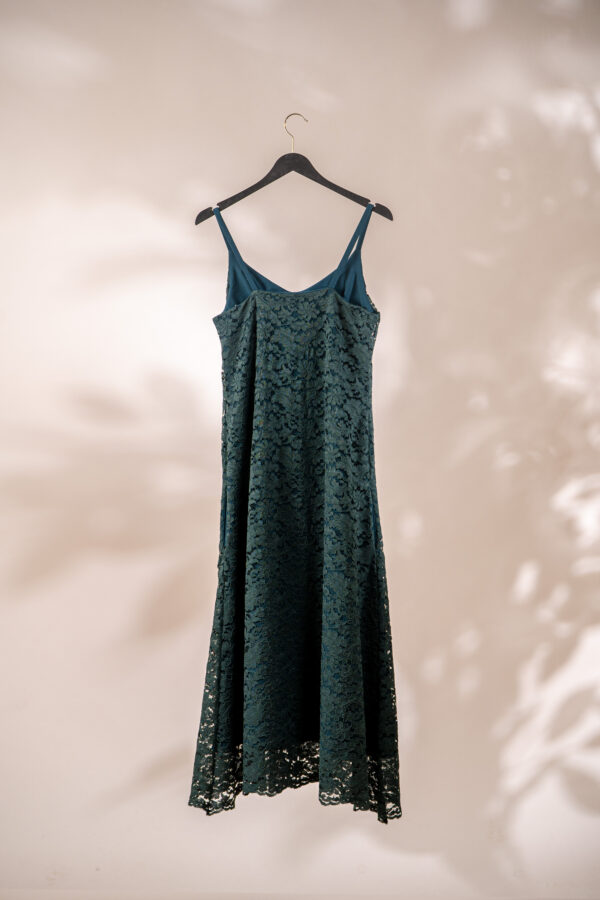 Long dress with emerald coloured Chantilly lace. - Billede 2