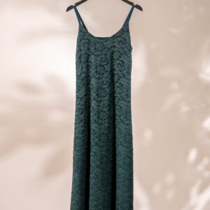 Long dress with emerald coloured Chantilly lace.