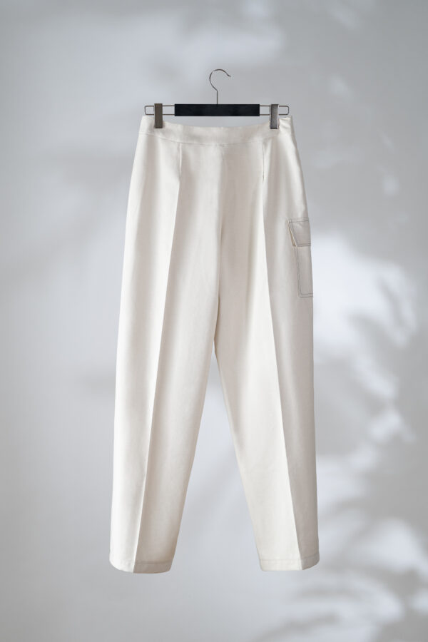 Cream trousers with wide legs and pocket